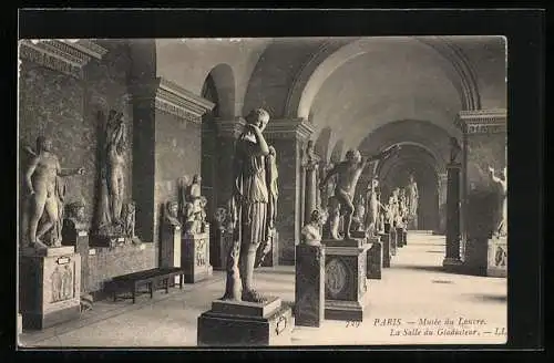 AK Paris, Musée du Louvre, La Salle du Gladiateur