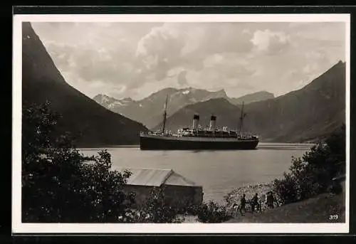 AK Passagierschiff M. S. Monte Olivia im Hardangerfjord, Norge