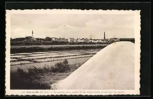 AK Ars-en-Ré /Ch.-Inf., Au premier plan, mulon de sel marin récolté en été dans les marais