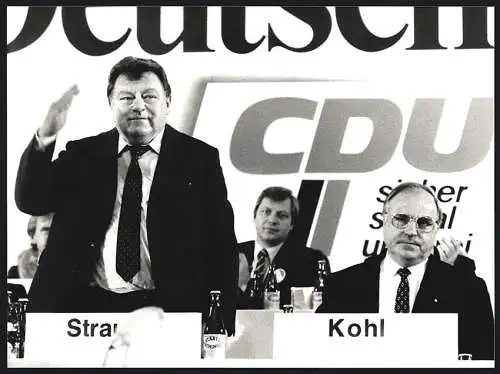 Fotografie Poly-Press, Bonn, Franz Josef Strauss nach einer Rede zum CDU-Parteitag in Köln, neben Helmut Kohl