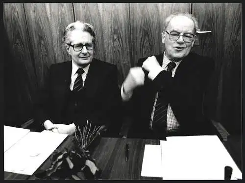 Fotografie Poly-Press, Bonn, H. J. Vogel und Herbert Wehner bei der SPD-Fraktionssitzung am 08.03.1983