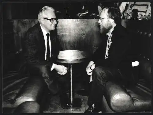 Fotografie Poly-Press, Bonn, SPD-Politiker Hans-Jochen Vogel (BRD) und Wolfgang Thierse (DDR)