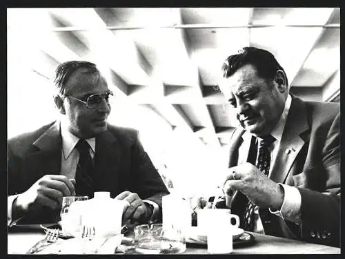 Fotografie Schubert, München, Franz Josef Strauss und Helmut Kohl trinken bei einem Kaffee