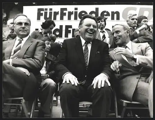 Fotografie Poly-Press, Bonn, Franz Josef Strauss, Helmut Kohl und Alfred Dregger auf einer CDU /CSU-Kundgebung