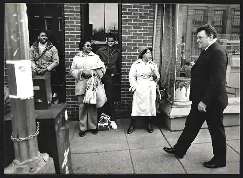 Fotografie Poly-Press, Bonn, Franz Josef Strauss bei einem Spaziergang durch Georgetown (Washington)