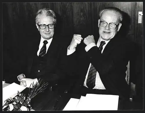 Fotografie PA Sven Simon, Hans-Jochen Vogel und Herbert Wehner bei der SPD-Fraktoinssitzung am 08.03.1983