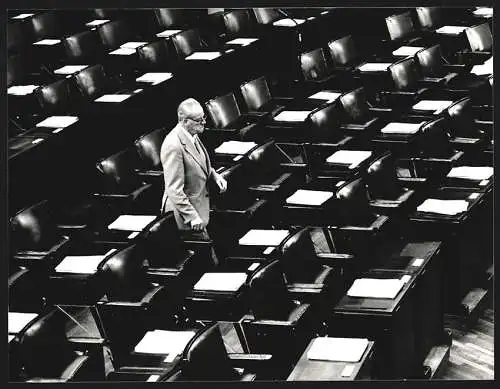 Fotografie PA Sven Simon, Bonn, Herbert Wehner allein im Deutschen Bundestag, 16.09.1981