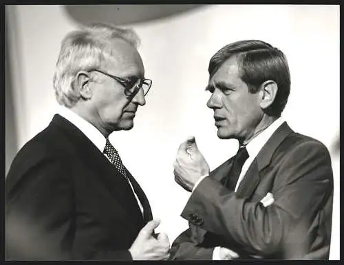 Fotografie Sepp Spiegl, Bonn, Edmund Stoiber im Gespräch mit Finanzminister Georg von Waldenfels, 22.11.1993