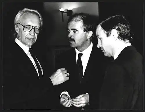 Fotografie WEREK, München, Bayr. Innenminister Edmudn Stoiber mit Staatssekretären P. Gauweiler und G. Beckstein