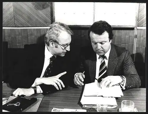 Fotografie WEREK, München, CSU-Generalsekretär Edmund Stoiber neben Vorgänger Gerald Tandler, 20.11.1978