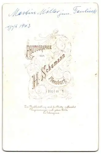 Fotografie H. Schumann, Flensburg, Holm 1, Der junge Martin Möller an einem Polstermöbel