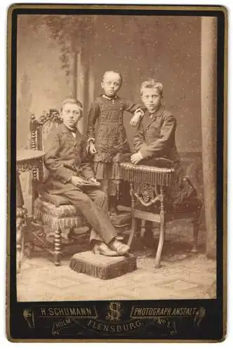 Fotografie H. Schumann, Flensburg, Holm 1, Die Geschwister Johannes, Marie und Heinrich Petersen im Sonntagsstaat