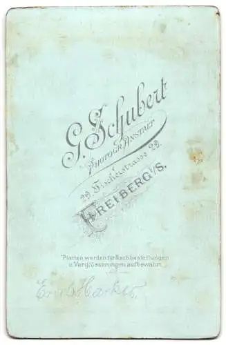 Fotografie G. Schubert, Freiberg i. S., Fischerstr. 29, Emil Harker als kleines Kind im weissen Gewand