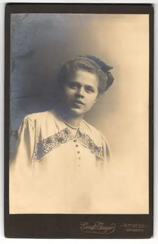 Fotografie Ernst Jaeger, Mittweida, Leisnigerstr. 4, Helene im eleganten Kleid mit Schleife im Haar