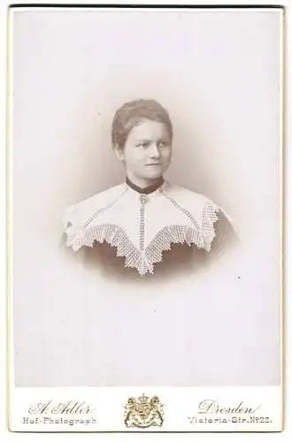 Fotografie A. Adler, Dresden, Victoria-Strasse 22, Gretel im eleganten Kleid mit hochgestecktem Haar