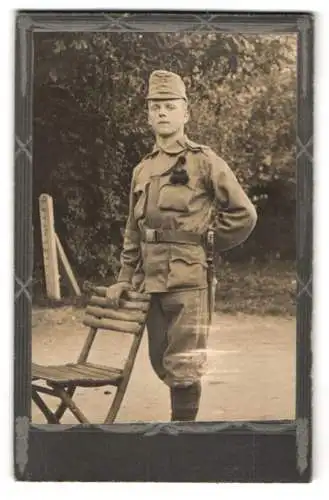 Fotografie unbekannter Fotograf und Ort, junger K.u.K. Soldat in Uniform mit Schützenschnur und Bajonett