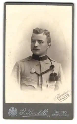 Fotografie G. Bendelli, Trento, junger K.u.K. Soldat in Uniform mit Schützenschnur