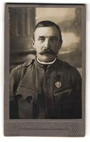 Fotografie unbekannter Fotograf und Ort, K.u.K. Soldat in Uniform mit Orden und Mustache