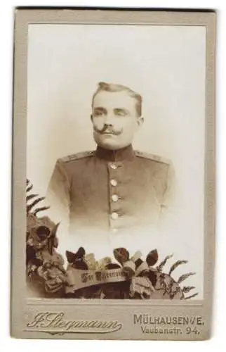 Fotografie J. Stegmann, Mülhausen i. E., Soldat in Uniform Rgt. 112 mit Mustache