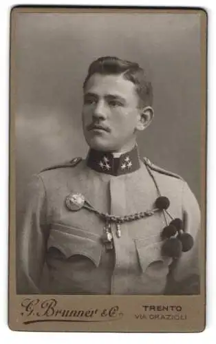 Fotografie G. Brunner & Co., Trento, K.u.K. Soldat in Uniform mit Schützenschnur