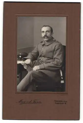 Fotografie Max. v. d. Tann, Thalheim i. Erzg., Soldat in Uniform Rgt. XIX 6 mit Mustache