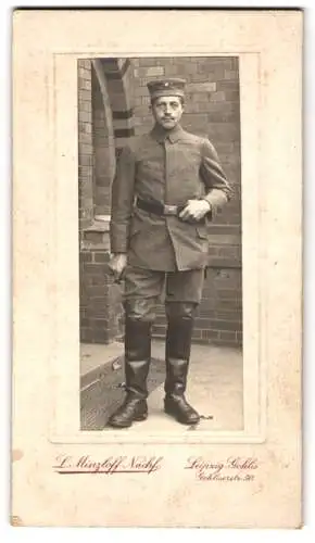 Fotografie L. Minzloff Nachf., Leipzig-Gohlis, sächsischer Soldat in Feldgrau Uniform mit Krätzchen