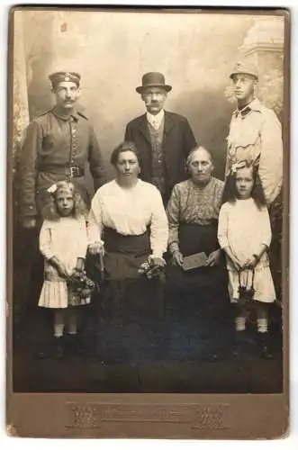 Fotografie Ninni, Wien, K.u.K. Soldat in heller Uniform nebst Familie Annerl zum Kriegsausmarsch