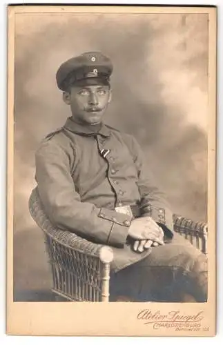 Fotografie Atelier Spiegel, Berlin, Soldat Fritz Garz in Feldgrau Uniform mit eingesteckten Ordensband