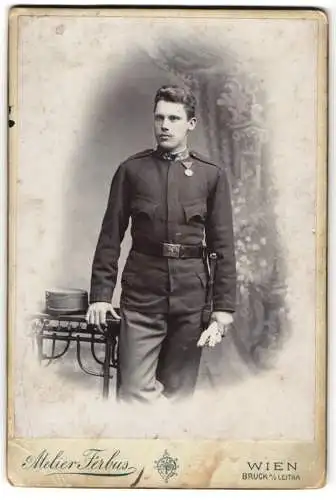 Fotografie Atelier Ferbus, Wien, K.u.K. Soldat in Uniform mit Orden und Bajonett