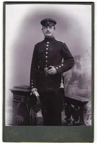 Fotografie Heinrich Hansen, Gnesen, Soldat W. Karnbach in Uniform des 1. Comp. 6. Pomm. Inf. Rgt. Nr. 49 mit Bajonett