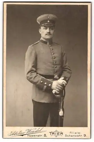 Fotografie Atelier Wendel, Trier, Uffz. Heinrich Baldamus als Vizefeldwebel in Uniform Rgt. 4 /161 mit Säbel, 1909