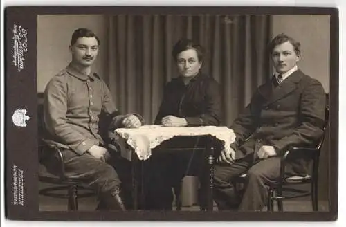 Fotografie X. Simson, Rosenheim, Soldat in Uniform Rgt. L mit Trauerflor nebst seiner Familie