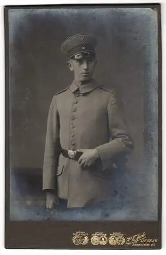 Fotografie L. K. Jue, Dessau, Soldat Erich Drascher in Uniform Rgt. 4, 1917