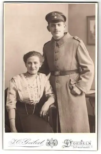 Fotografie J. O. Geilert, Doebeln, junger Soldat in Feldgrau Mantel Rgt. 139 nebst seiner Frau