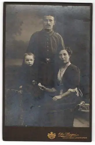 Fotografie Otto Magni, Crimmitschau, Soldat in Feldgrau Uniform Rgt. 12 nebst seiner Familie, Kriegsausmarsch