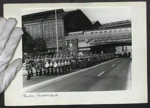 Fotografie unbekannter Fotograf, Ansicht Berlin-Mitte, NVA Soldaten marschieren am Bahnhof Friedrichstrasse