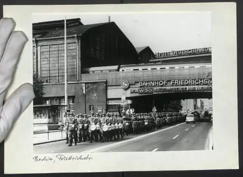 Fotografie unbekannter Fotograf, Ansicht Berlin-Mitte, marschierende NVA Soldaten am Bahnhof Friedrichstrasse