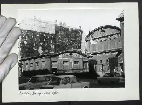 Fotografie unbekannter Fotograf, Ansicht Berlin, altes Wasserwerk in der Naugarder Strasse mit parkenden Trabant