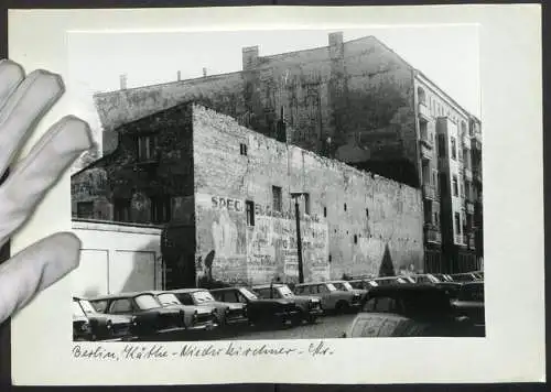 Fotografie unbekannter Fotograf, Ansicht Berlin, parkende Trabants in der Käthe-Niederkirchner-Str. Werbung an Hauswand