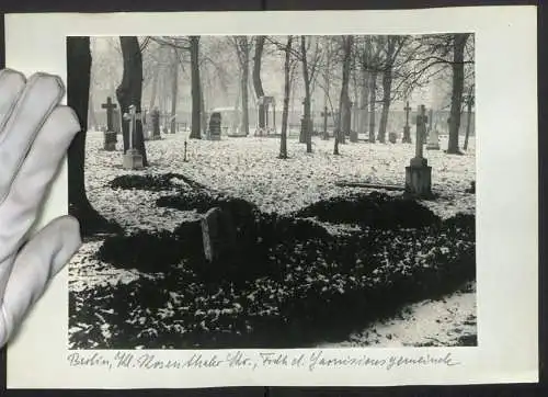 2 Fotografien unbekannter Fotograf, Ansicht Berlin, Friedhof der Garnisionsgemeinde Rosenthaler Strasse, Post mortem