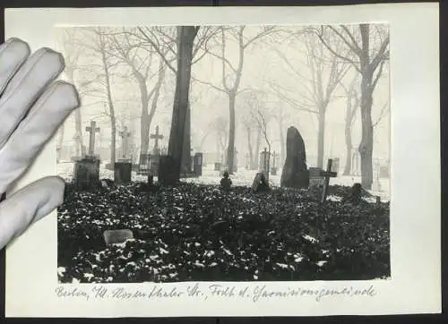 2 Fotografien unbekannter Fotograf, Ansicht Berlin, Friedhof der Garnisionsgemeinde Rosenthaler Strasse, Post mortem