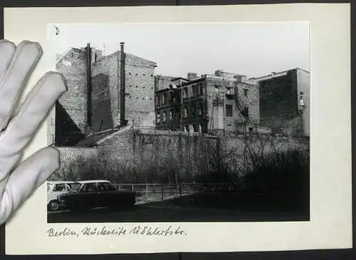 2 Fotografien unbekannter Fotograf, Ansicht Berlin, alte Backsteingebäude Rückseite Wöhlertstrasse