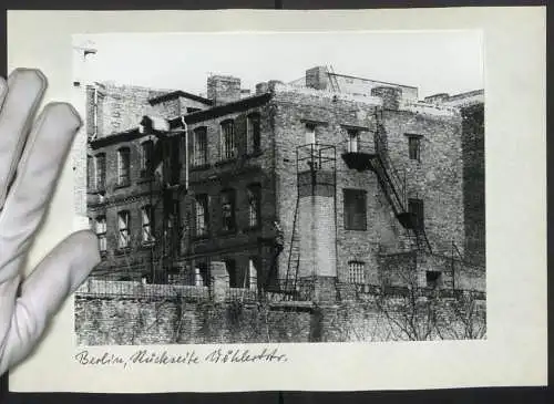 2 Fotografien unbekannter Fotograf, Ansicht Berlin, alte Backsteingebäude Rückseite Wöhlertstrasse