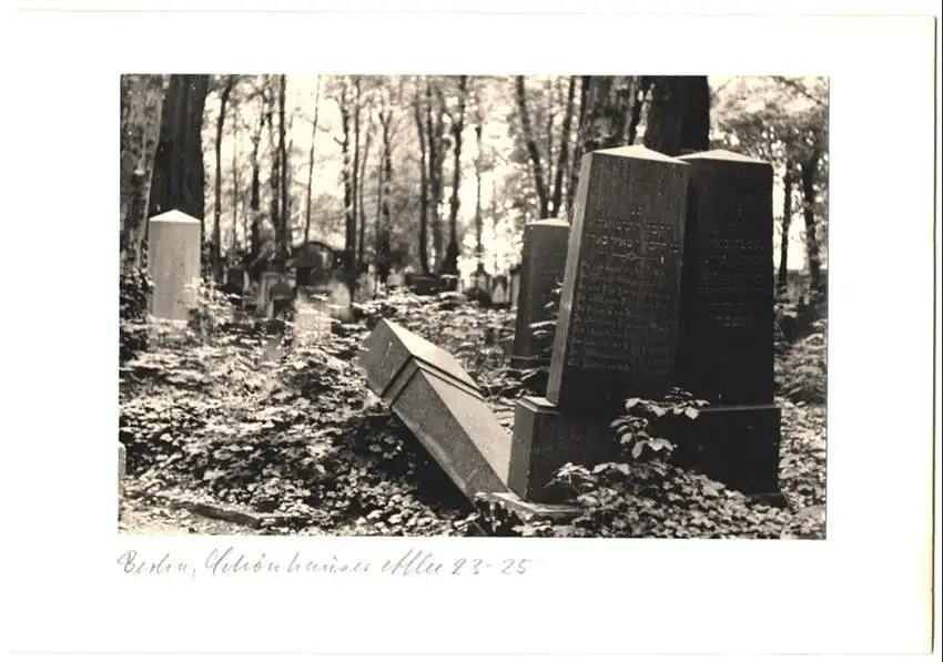 12 Fotografien unbekannter Fotograf, Ansicht Berlin, jüdischer Friedhof Schönhauser Allee 23-25, Post mortem, Grab 1