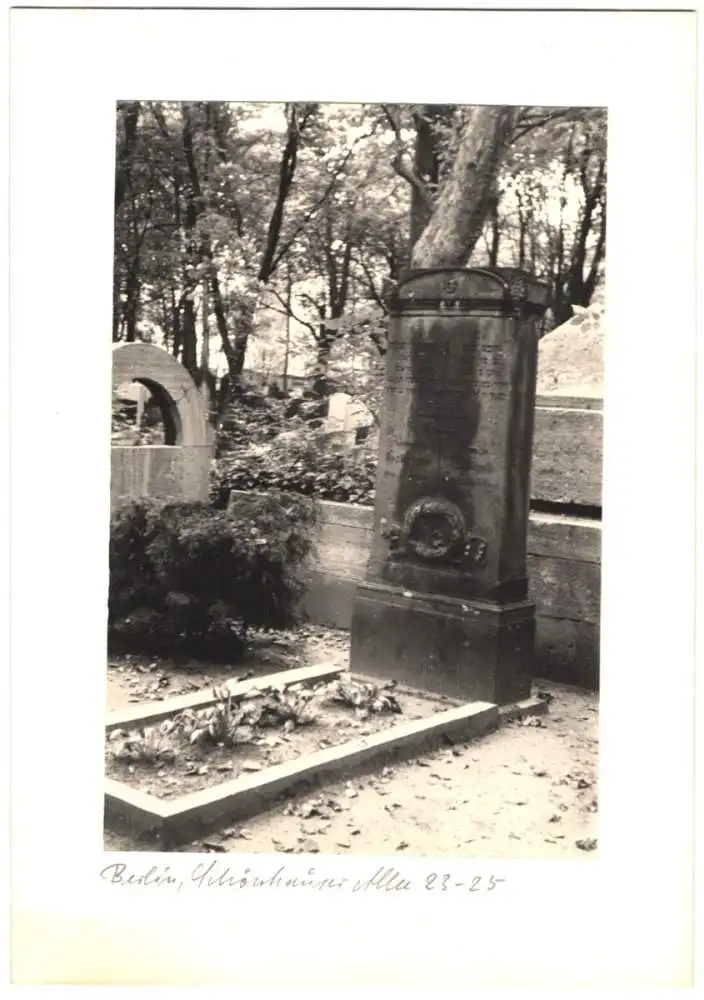 12 Fotografien unbekannter Fotograf, Ansicht Berlin, jüdischer Friedhof Schönhauser Allee 23-25, Post mortem, Grab 10