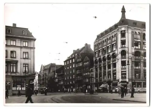 Fotografie unbekannter Fotograf, Ansicht Hamburg, Blick in die Schlachterstrasse mit Geschäften und Restaurant