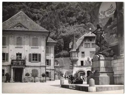 Fotografie Office Central Suisse, Ansicht Altdorf / Uri, Telldenkmal auf dem Rathausplatz mit Blick zum Rathaus