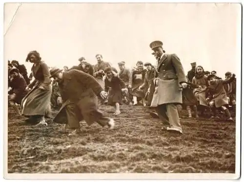 Fotografie Actualit, Bruxelles, König Albert von Belgien mit seinen Landsleuten beim Abstieg von einem Berg