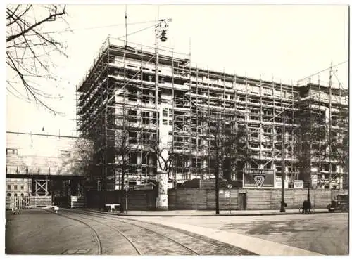 Fotografie Foto-Wiehl, Mainz-Bischofsheim, Ansicht Mainz, in Bauregerüst gehülltes Bahngebäude mit Litfasssäule