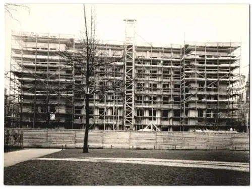 Fotografie Foto-Wiehl, Mainz, Ansicht Mainz, Baugerüst umhüllt Bahngebäude mit Absperrzaun